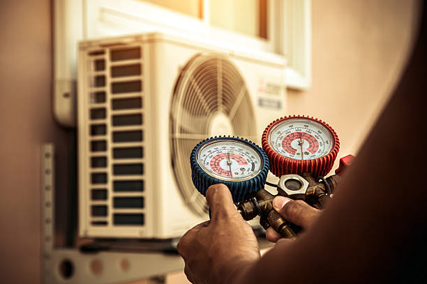 Professional Hvac technician working in Marshalltown, IA